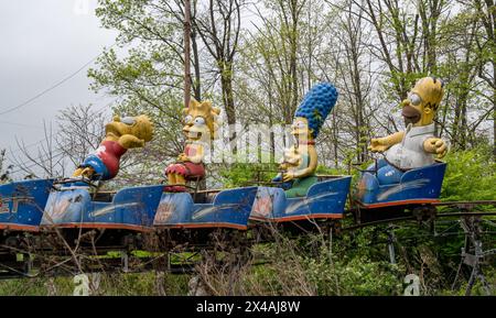 Riesige ehemalige Werbe-Muffler-Männer und andere Fiberglas-Figuren leben auf einer ländlichen Farm in Virginia. Stockfoto