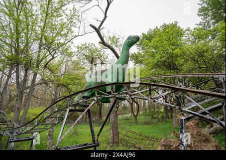 Riesige ehemalige Werbe-Muffler-Männer und andere Fiberglas-Figuren leben auf einer ländlichen Farm in Virginia. Stockfoto