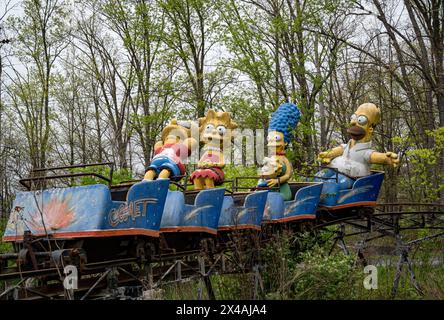 Riesige ehemalige Werbe-Muffler-Männer und andere Fiberglas-Figuren leben auf einer ländlichen Farm in Virginia. Stockfoto