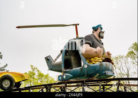 Riesige ehemalige Werbe-Muffler-Männer und andere Fiberglas-Figuren leben auf einer ländlichen Farm in Virginia. Stockfoto