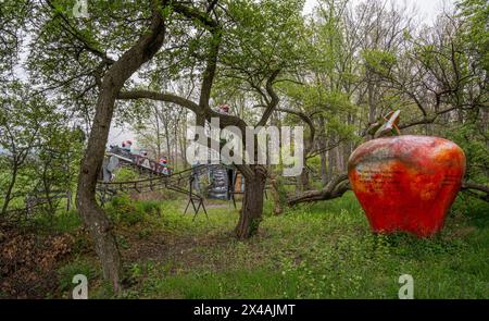 Riesige ehemalige Werbe-Muffler-Männer und andere Fiberglas-Figuren leben auf einer ländlichen Farm in Virginia. Stockfoto