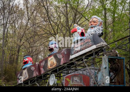 Riesige ehemalige Werbe-Muffler-Männer und andere Fiberglas-Figuren leben auf einer ländlichen Farm in Virginia. Stockfoto