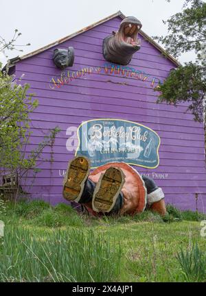 Riesige ehemalige Werbe-Muffler-Männer und andere Fiberglas-Figuren leben auf einer ländlichen Farm in Virginia. Stockfoto