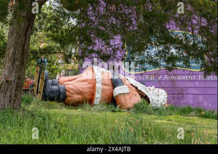 Riesige ehemalige Werbe-Muffler-Männer und andere Fiberglas-Figuren leben auf einer ländlichen Farm in Virginia. Stockfoto