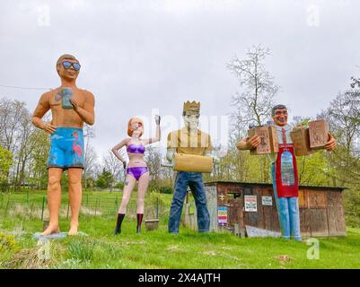 Riesige ehemalige Werbe-Muffler-Männer und andere Fiberglas-Figuren leben auf einer ländlichen Farm in Virginia. Stockfoto