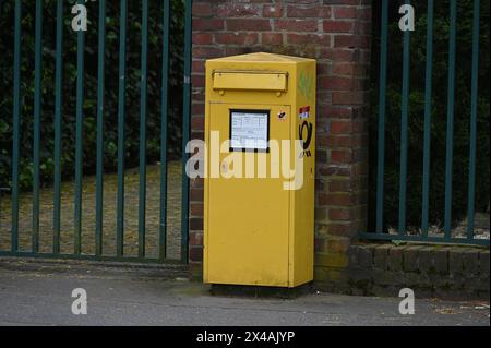 Ein gelber Briefkasten der deutschen Post am Strassenrand *** Ein gelber Briefkasten der deutschen Post am Straßenrand Stockfoto