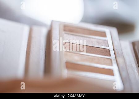 Detail einer Make-up-Palette mit erdigen Braun- und Goldtönen Stockfoto