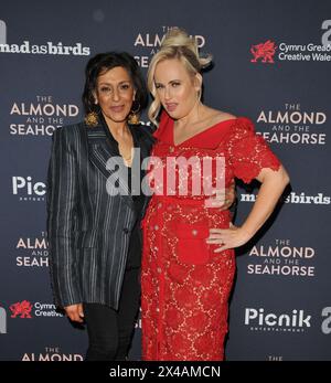 Meera Syal und Rebel Wilson bei der britischen Filmpremiere „The Almond and the Seahorse“, Vue West End, Leicester Square, am Dienstag, den 30. April 2024 in London, England, Großbritannien. CAP/CAN ©CAN/Capital Pictures Stockfoto