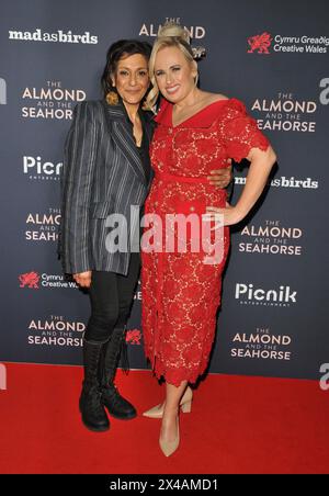 Meera Syal und Rebel Wilson bei der britischen Filmpremiere „The Almond and the Seahorse“, Vue West End, Leicester Square, am Dienstag, den 30. April 2024 in London, England, Großbritannien. CAP/CAN ©CAN/Capital Pictures Stockfoto