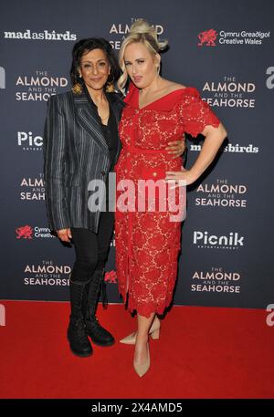 Meera Syal und Rebel Wilson bei der britischen Filmpremiere „The Almond and the Seahorse“, Vue West End, Leicester Square, am Dienstag, den 30. April 2024 in London, England, Großbritannien. CAP/CAN ©CAN/Capital Pictures Stockfoto