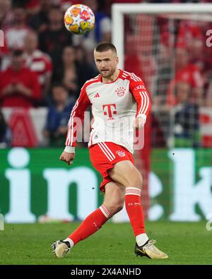 Eric Dier von Bayern München spielte am 30. April 2024 im Allianz Stadion in München im Halbfinale, im ersten Leg zwischen dem FC Bayern München und Real Madrid. (Foto: Bagu Blanco / PRESSINPHOTO) Stockfoto