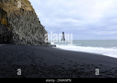 Felsenküste am Kap Dyrhólaey mit beeindruckenden Basaltsäulen, Island Stockfoto