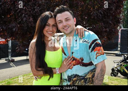Jasmin Herren mit Freund Philipp Bender beim Bild RENNTAG auf der Trabrennbahn in Gelsenkirchen am 01.05.2024 *** Jasmin Herren mit Freund Philipp Bender bei der Bild RENNTAG auf der Trabrennbahn in Gelsenkirchen am 01 05 2024 Stockfoto