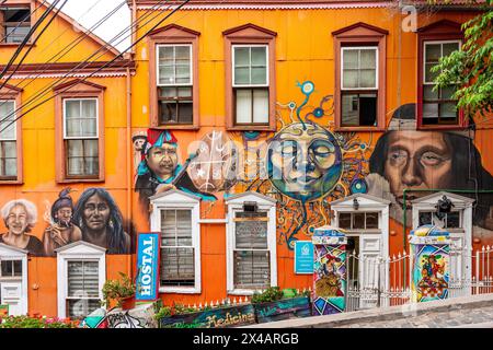 Ein farbenfrohes Gebäude in Valparaiso, Region Valparaiso, Chile. Stockfoto