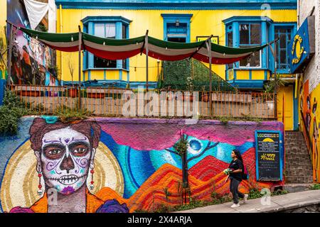 Farbenfrohe Außenansicht eines Cafés/Restaurants in Valparaiso, Region Valparaiso, Chile. Stockfoto