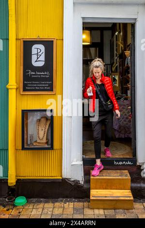 Eine weibliche Touristin, die das Juweliergeschäft Pam Hernandez in der Stadt Valparaiso, Region Valparaiso, Chile verlässt. Stockfoto