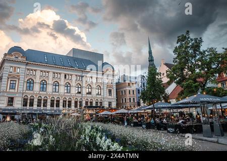 Bild des Platzes von Livu laukums in der Abenddämmerung in Riga, lettland. Līvu laukums, auch bekannt als Livu-Platz, ist ein lebendiger und kulturell reicher öffentlicher Raum Stockfoto