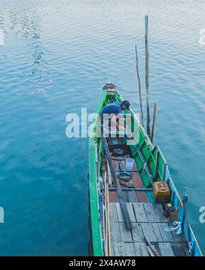 Balikpapan, Indonesien - 14. April, er bringt ein paar Werkzeuge und Nägel mit, um sein Boot zu reparieren. Stockfoto