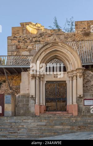 Ruinen der Kathedrale Santa Maria la Mayor mit einer antiken Mauer und den Überresten eines römischen Theaters in der Stadt Cartagena, Region Murcia, Spanien Stockfoto