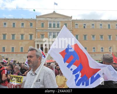 Athen, Griechenland. Mai 2024. Demonstration in Athen zum Jahrestag des Mayday mit Menschen, die Erhöhungen und höhere Leistungen fordern. Die Demonstranten verurteilten auch den Krieg in Gaza. (Foto: George Panagakis/Pacific Press) Credit: Pacific Press Media Production Corp./Alamy Live News Stockfoto