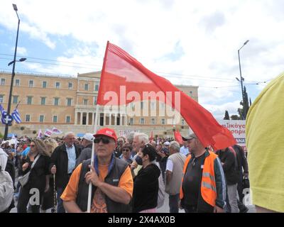 Athen, Griechenland. Mai 2024. Demonstration in Athen zum Jahrestag des Mayday mit Menschen, die Erhöhungen und höhere Leistungen fordern. Die Demonstranten verurteilten auch den Krieg in Gaza. (Foto: George Panagakis/Pacific Press) Credit: Pacific Press Media Production Corp./Alamy Live News Stockfoto