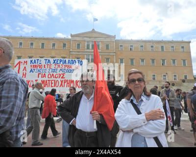 Athen, Attika, Griechenland. Mai 2024. Demonstration in Athen zum Jahrestag des Mayday mit Menschen, die Erhöhungen und höhere Leistungen fordern. Die Demonstranten verurteilten auch den Krieg in Gaza. (Kreditbild: © George Panagakis/Pacific Press via ZUMA Press Wire) NUR REDAKTIONELLE VERWENDUNG! Nicht für kommerzielle ZWECKE! Stockfoto