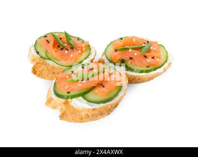 Leckere Kanapees mit Lachs, Gurke und Frischkäse isoliert auf weiß Stockfoto