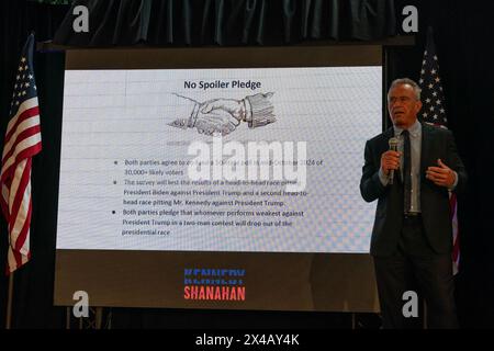 Brooklyn, USA. Mai 2024. Der unabhängige Präsidentschaftskandidat Robert F. Kennedy Jr. kündigte am 1. Mai 2024 in Brooklyn, NY, das Versprechen „No Spoiler“ für die bevorstehenden Wahlen an. RFK Jr. kündigte an, dass nur er Donald Trump bei den Parlamentswahlen im November verteidigen kann, und verlangte, dass Präsident Joe Biden beiseite tritt. (Foto: Lev Radin/SIPA USA) Credit: SIPA USA/Alamy Live News Stockfoto