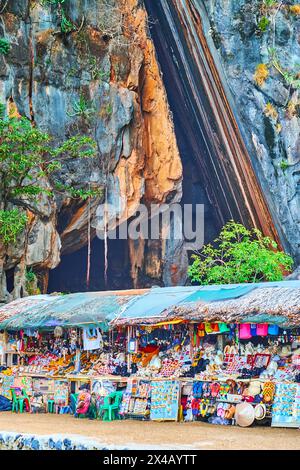 Die Höhle hinter dem Touristenmarkt auf James Bond Island, Ao Phang Nga Bay, Thailand Stockfoto