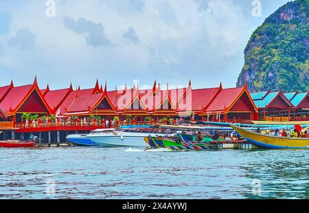 Die alten Kajaks und Touristenboote am Ufer des muslimischen Pfahldorfes Ko Panyi (Koh Panyee) in der Provinz Phang Nga, Thailand Stockfoto