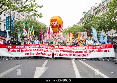 Die Intersyndicale-Prozession, hinter der Fahne, 1. Mai, internationaler Tag des Kampfes für Arbeiterrechte in Iles-de-France und weltweit! 1. Mai 2024 Demonstration in Paris gegen Sparmaßnahmen, für Arbeitsplätze und Löhne. Frankreich, Patis am 1. Mai 2024. Foto von Patricia Huchot-Boissier / Collectif DyF. Stockfoto