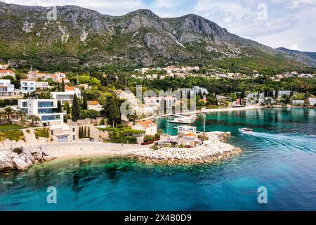 Idyllisches Dorf Mlini in Dubrovnik Archipel Blick, Süddalmatien Region in Kroatien. Adria-Dorf Mlini Uferpromenade aus der Vogelperspektive, Dubrovnik Stockfoto