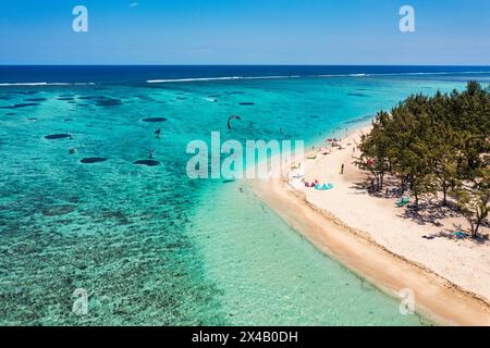 Kitesurfer, Windsurfer am Strand Le Morne, berühmter Wassersportplatz auf Mauritius. Kitesurfen im klaren Wasser des Indischen Ozeans i Stockfoto