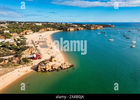 Ferragudo mit dem Praia Grande (Hauptstrand) und dem Fluss Rio Arade, Algarve, Portugal. Wunderschöne Meereslandschaft mit Strand, Höhle und Meer, Praia Gran Stockfoto