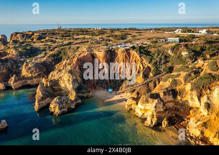 Camilo Strand (Praia do Camilo) in Lagos, Algarve, Portugal. Holzsteg zum Strand Praia do Camilo, Portugal. Malerischen Blick auf Praia do Cam Stockfoto