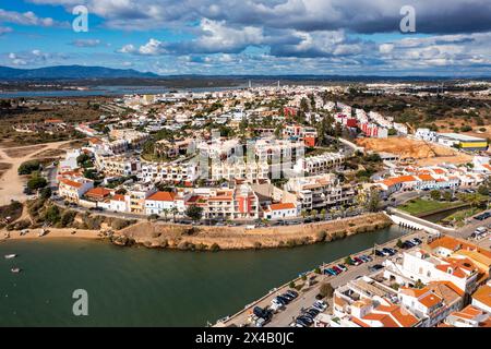 Blick auf das Dorf Ferragudo in der Algarve, Portugal. Alte Seestadt Ferragudo. Blick auf Ferragudo aus der Luft. Ferragudo ist ein wunderschönes Küstendorf in Stockfoto