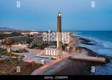 Leuchtturm von Maspalomas auf Gran Canaria, bekannt als Faro de Maspalomas bei Sonnenuntergang. Meereslandschaft mit Leuchtturm und Strand von Maspalomas. Gran Canaria, Ca Stockfoto