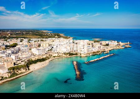 Aus der Vogelperspektive der Stadt Otranto auf der Halbinsel Salento im Süden Italiens, der östlichsten Stadt Italiens (Apulien) an der Küste der Adria. Ansicht Stockfoto