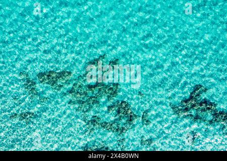 Ruhiger, Klarer Meerwasserhintergrund. Ruhiger Meereswasserhintergrund. Luftaufnahmen von einem kristallklaren, blauen türkisfarbenen Wasser. Blick von oben auf Kristall Clea Stockfoto