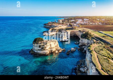 Atemberaubende Meereslandschaft mit Klippen, felsigem Bogen und Steinen (Faraglioni) am Torre Sant Andrea, Salento Küste, Apulien Region, Italien. Wunderschöne Klippen und Meer Stockfoto