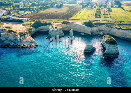 Atemberaubende Meereslandschaft mit Klippen, felsigem Bogen und Steinen (Faraglioni) am Torre Sant Andrea, Salento Küste, Apulien Region, Italien. Wunderschöne Klippen und Meer Stockfoto