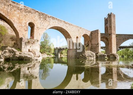 Die malerische mittelalterliche Brücke von Besalú, Girona, Katalonien, Spanien. Die Brücke ist alt und hat viel Geschichte. Stockfoto