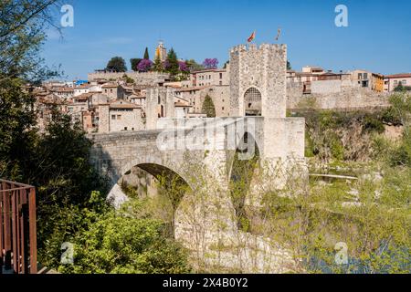 Die malerische mittelalterliche Brücke im Dorf Besalú, Girona, überquert den Fluss, um das Dorf im Hintergrund zu erreichen. Die Brücke ist alt und hat es Stockfoto