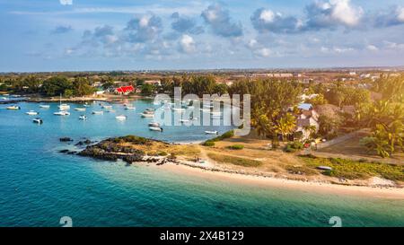 Cap Malheureux Dorf, Mauritius Insel. Notre Dame de Auxiliatrice, ländliche Kirche mit rotem Dach im tropischen Dorf Cap Malheureux auf der Insel Mauritius Stockfoto