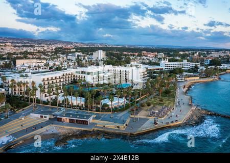 Blick auf die Stadt Paphos auf Zypern. Paphos ist als Zentrum der antiken Geschichte und Kultur der Insel bekannt. Blick auf den Damm im Hafen von Paphos Stockfoto