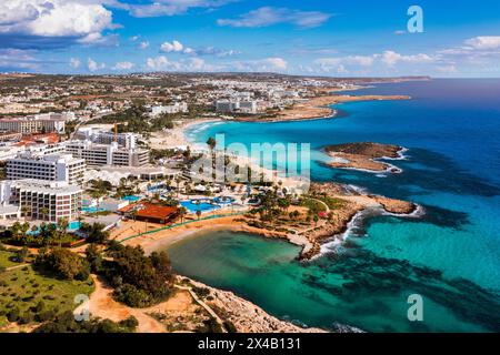 Blick aus der Vogelperspektive auf den wunderschönen Nissi Strand in Ayia Napa, Zypern. Nissi Strand in Ayia Napa berühmter Touristenstrand in Zypern. Blick auf ein azurblaues Wasser und Nissi Stockfoto