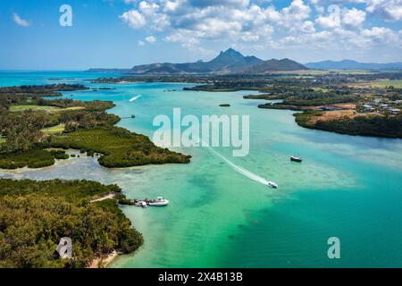 Insel Ile aux Cerfs mit idyllischer Strandszene, aquamarinblauem Meer und weichem Sand, Ile aux Cerfs, Mauritius, Indischer Ozean, Afrika. Ile aux Cerf auf Mauritius Stockfoto