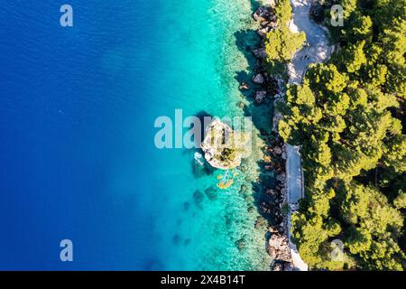 Kamen Brela Symbol der Stadt Brela an der Adriaküste Dalmatiens, Kroatien. Kam Brela, kleine berühmte Insel in Brela, Makarska Riviera, Dalmatien, Stockfoto