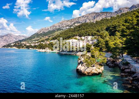 Kamen Brela Symbol der Stadt Brela an der Adriaküste Dalmatiens, Kroatien. Kam Brela, kleine berühmte Insel in Brela, Makarska Riviera, Dalmatien, Stockfoto