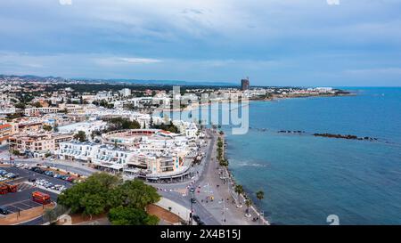 Blick auf die Stadt Paphos auf Zypern. Paphos ist als Zentrum der antiken Geschichte und Kultur der Insel bekannt. Blick auf den Damm im Hafen von Paphos Stockfoto